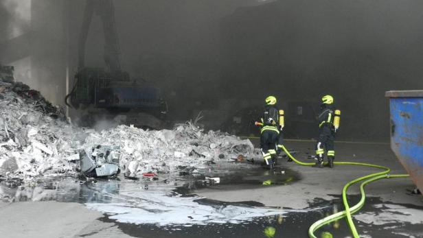 Brand in Industriegebiet: 90 Feuerwehrleute im Einsatz