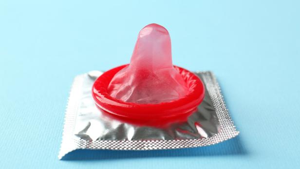 Kondome schützen vor der Ansteckung mit sexuell übertragbaren Infektionen und ungewollten Schwangerschaften.