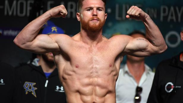 Canelo Álvarez präsentiert sich beim Wiegen vor dem Kampf gegen Gennady Golovkin.