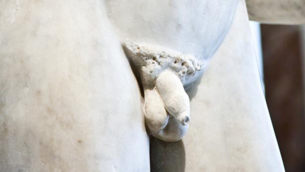 Detailaufnahme des Genitalbereichs einer Marmorstatue.