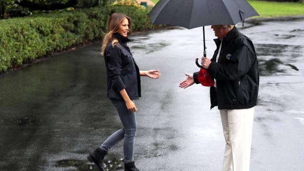 Unter Trumps Regenschirm ist kein Platz für Melania.