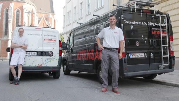 Zwei Mitarbeiter der Firma Attensam stehen vor ihren Firmenwagen.