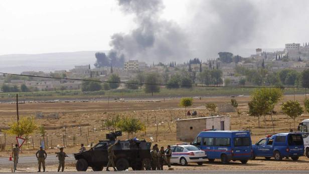 Turkish soldiers stand guard near Mursitpinar bord