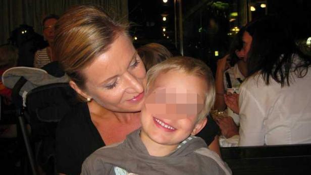 Eine Frau umarmt einen Jungen, dessen Gesicht unkenntlich gemacht wurde.