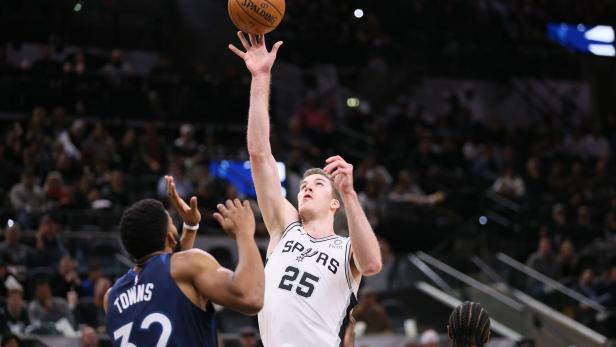 Ein Basketballspieler der San Antonio Spurs wirft den Ball.