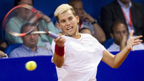 Dominic Thiem beim Aufschlag während eines Tennisspiels.