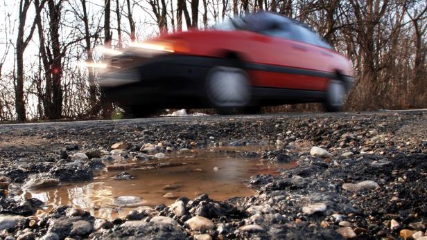 Schlaglöcher: Autofahrer haftet für Schäden generell selber