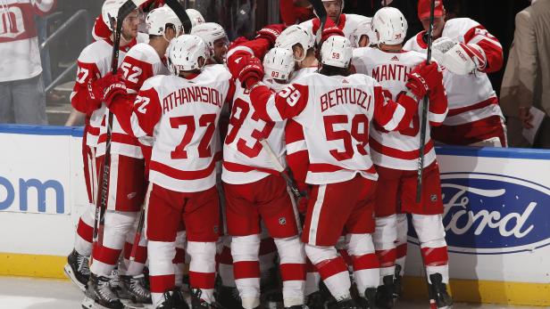 Detroit Red Wings-Spieler feiern gemeinsam auf dem Eis.