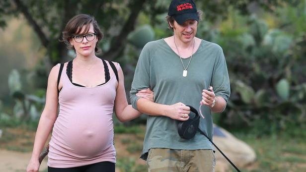 Milla Jovovich ist zum zweiten Mal Mutter geworden. Das Model brachte am 1. April eine Tochter zur Welt, wie das 'Us Magazine' verkündet. Regisseur Paul Thomas Anderson und der "Resident Evil"-Star haben bereits eine Tochter, Ever Gabo Anderson.