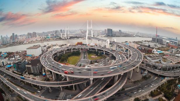 Die Entwicklungsbank AIIB baut Straßen, Züge und Häfen aus. Nicht jedes Projekt ist so spektakulär wie die Nanpu-Brücke in Schanghai