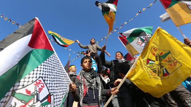 Mit Fahnen und Transparenten für einen Palästinenserstaat: Kundgebung im Westjordanland. Die Verhandlungen aber stocken weiter.