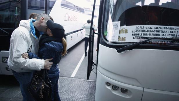 Abschied vor der Reise ins „Paradies“: Der Bus fährt von Sofia über Österreich und Deutschland nach London – Bilder wie diese lassen die Briten, aber auch die CSU, einen Ansturm an Arbeitsmigranten befürchten.