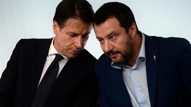 Lega-Chef Salvini (re.) mit Premier Conte