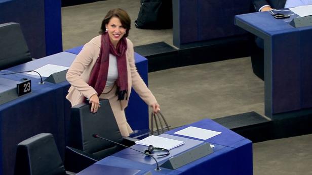 Staatssekretärin Karoline Edtstadler kam gerade noch rechtzeitig ins EU-Parlament