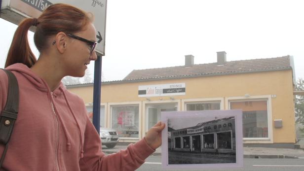 Schülerin mit historischem Foto und dem realen aktuellen Gebäude