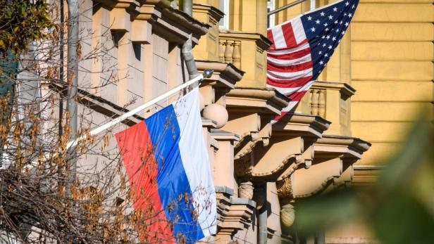 Eine russische und eine amerikanische Fahne