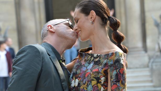 Eros Ramazotti ist jetzt dreifacher Vater. Am Sonntag verkündete der italienische Schmuse-Sänger Vater auf Twitter: "Gestern um 16.40 Uhr ist Gabrio Tullio geboren. Er wiegt 3800 Gramm und spielt bereits Gitarre." Mit seiner Partnerin Marica Pellegrinelli hat er bereits eine Tochter, die 2011 das Licht der Welt erblickte.