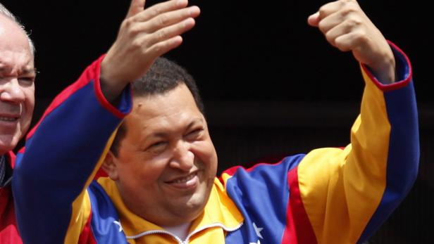 epa03149414 Venezuelan President, Hugo Chavez, gestures as he speaks to well wishers from the peoples balcony at Miraflores Palace in Caracas, Venezuela, 17 March 2012. Chavez addresses hundreds of supporters, singing popular Venezuelan songs, after been away for three weeks in Havana, Cuba, where he was operated. EPA/DAVID FERNANDEZ