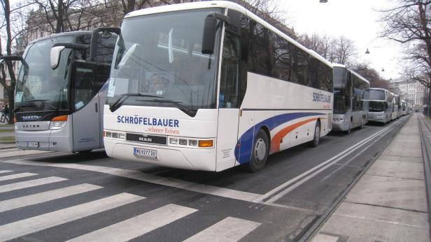 In Zweierreihe aufgestellt: Die Busse der Beamten blockierten die Wiener Prachtstraße