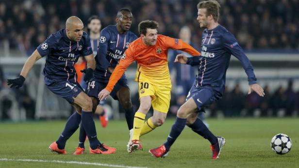 Lionel Messi während eines Fußballspiels von Paris Saint-Germain umringt.