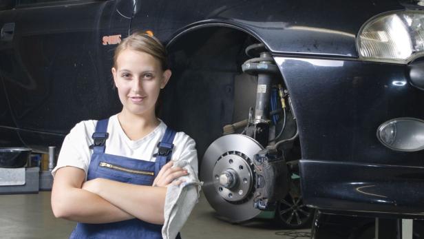 Der KFZ-Meister ist zufrieden mit seiner Auszubildenden in der Autowerkstatt