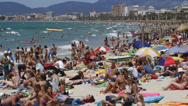 In diesem Sommer werden sich besonders viele Touristen auf Mallorcas Stränden sonnen.