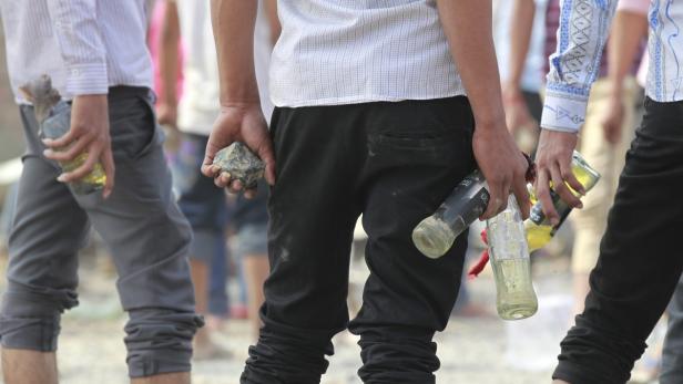 Die Protestierer hatten vor einer Fabrik in der Hauptstadt Phnom Penh die Sicherheitskräfte mit Steinen, Flaschen und Benzinbomben beworfen.