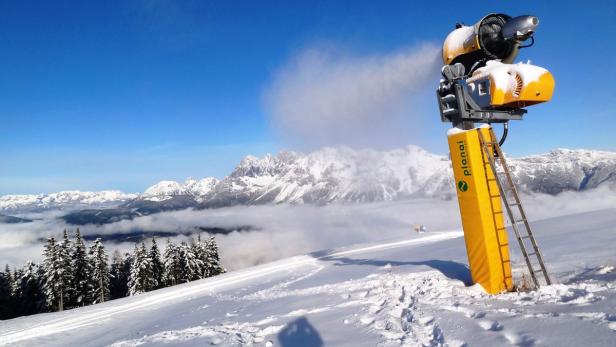 STEIERMARK: BETRIEB AUF SCHLADMINGER PLANAI AB DEM Schneekanone auf einer der Pisten der Planai.