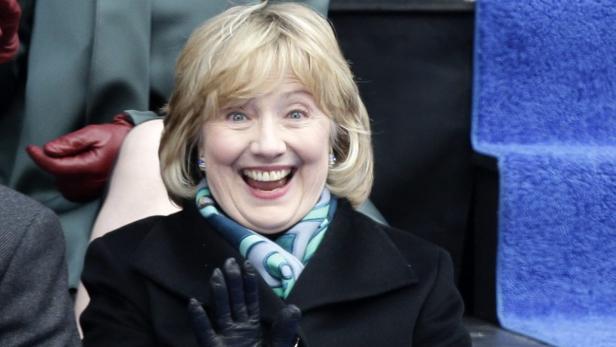 Hillary Clinton lächelt und winkt in die Menge.