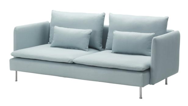 Ein hellblaues Sofa mit zwei Sitzen und mehreren Kissen.