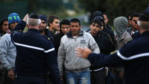 Die französische Polizei hat in der Nacht auf Freitag abermals Flüchtlinge umzingelt, die durch den Eurotunnel nach Großbritannien wollen.