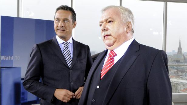 Der Blaue kann sich eine Koalition vorstellen, der Rote weigert sich strikt. Heinz-Christian Strache (FPÖ; links) will mit allen Parteien Gespräche führen, Michael Häupl (SPÖ) schließt ein SPÖ-FPÖ-Bündnis aus.