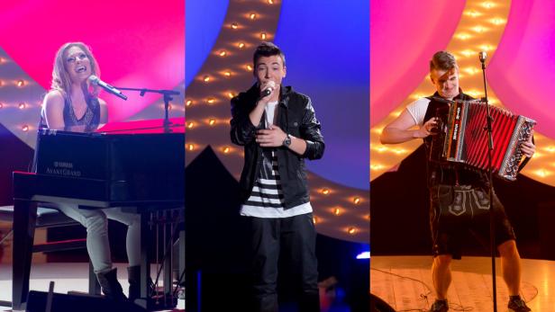 Drei Musiker treten auf einer Bühne auf: eine Frau am Klavier, ein Sänger und ein Akkordeonspieler in Tracht.