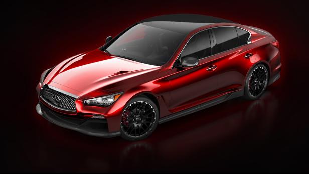 Ein roter Infiniti Q50 mit schwarzem Dach vor dunklem Hintergrund.