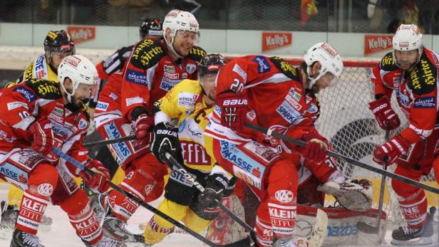 02.04.2013 Eishockey, EBEL, Finale, 3. Spiel , Vienna Capitals - KAC Koch , Siklenka und Lammers vs. Benoit Gratton, Iberer (rechts) Copyright DIENER / Georg Diener Marktgasse 3-7/4/5/21 A-1090 Wien Telefax +43 1 955 32 35 Mobil +43 676 629 98 51 BA-CA Bank Nr. 12000 Account Nr. 00712 223 783 e-mail: agentur@diener.at Datenbank: www.diener.at