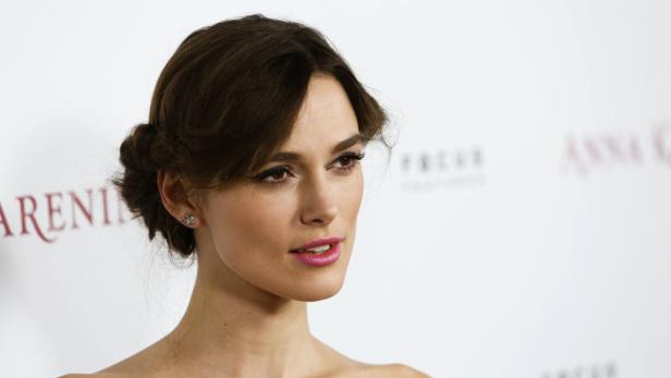 Keira Knightley posiert vor einem Werbeplakat für den Film „Anna Karenina“.