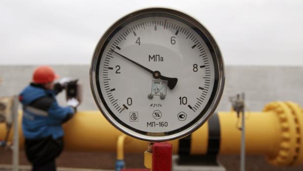 Ein Manometer zeigt einen Druck von etwa 3 MPa an einer gelben Rohrleitung.