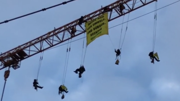Greenpeace-Protest gegen UVP auf Baustellenkran vor Parlament