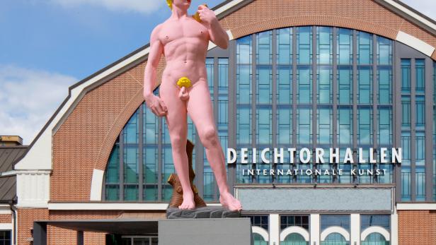 Eine pinkfarbene David-Statue mit blonden Haaren vor den Deichtorhallen in Hamburg.