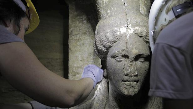 Archäologen legen behutsam die Skulpturen in einer Grabanlage im antiken Amphipolis frei