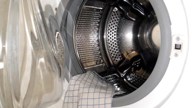 Waschen: Waschmaschine nur einschalten, wenn sie mit sortierter Wäsche (Pflegekennzeichnung, Farbe) voll beladen ist. Wenn im Bullauge eine Handvoll Schaum zu sehen ist, hat man korrekt dosiert.