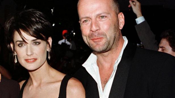 Demi Moore und Bruce Willis posieren zusammen.