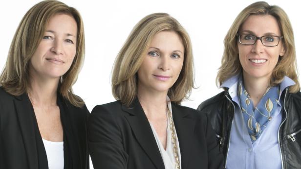 Drei Frauen posieren vor einem weißen Hintergrund.