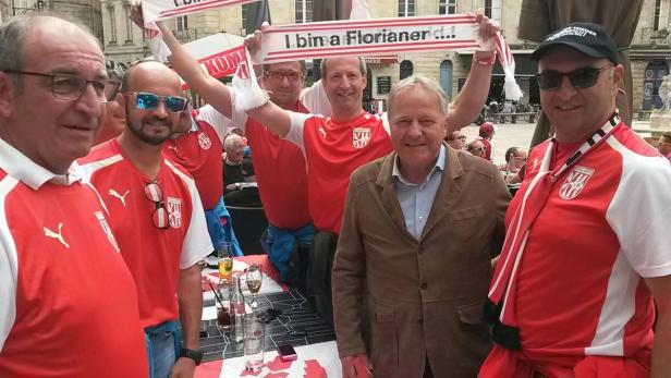 Hier war er noch gut gelaunt: Windtner mit österreichischen Fans in Bordeaux.