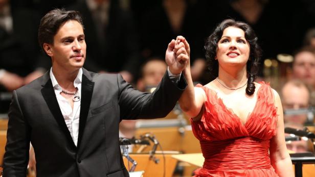 epa03538442 Russian Anna Netrebko and Uruguayan-born bass-baritone, Erwin Schrott cheer to the audience after a concert at Laeiszhalle in Hamburg, Germany, 15 January 2013. The opera couple Anna Netrebko and Erwin Schrott performed works by Mozart, Rossini and Gershwin with the Hamburg Symphony Orchestra conducted by Claudio Vandelli. EPA/CHRISTIAN CHARISIUS