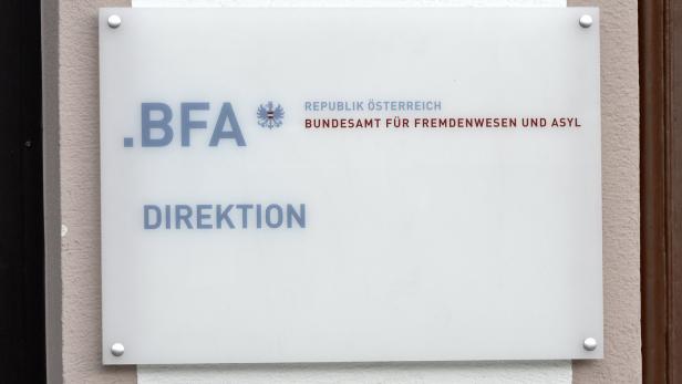 Ein Schild des Bundesamtes für Fremdenwesen und Asyl (BFA) in Österreich.