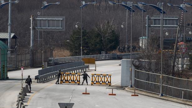 epa03648269 South Korea soldiers inside transit office at the Military Demarcation Line (MDL) near the demilitarized zone(DMZ) in Gyeonggi province, South Korea, 03 April 2013. North Korea on 03 April 2013 blocked South Korean employees from entering the industrial complex operated jointly by the two countries, only allowing workers to leave, a Seoul official said. EPA/JEON HEON-KYUN