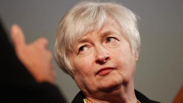 Janet Yellen blickt aufmerksam zur Seite.