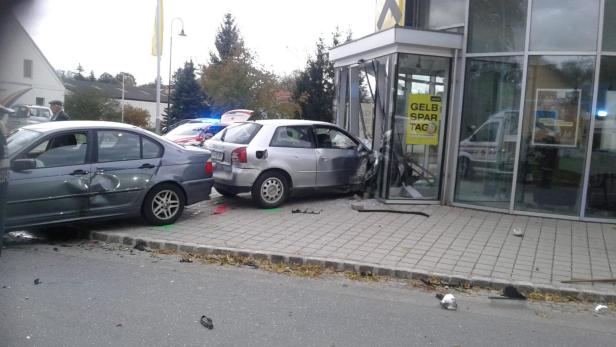 Bezirk Gänserndorf: Auto krachte in Bank