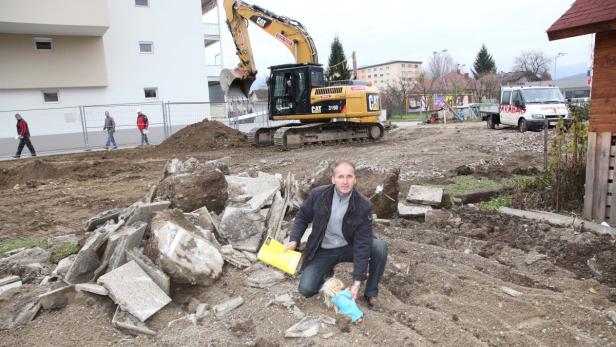 Asim Kuric wehrt sich gegen Mauer, Villach am 15. November 2012. Bild zeigt Arbeiten auf seinem Grundstueck Foto: Daniel Raunig